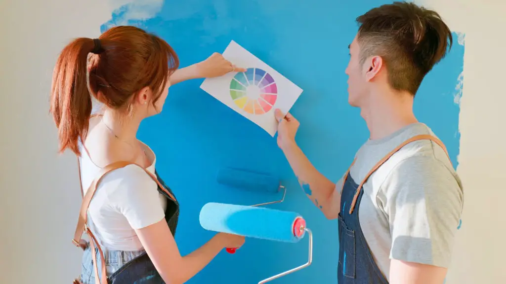 Disposer les couleurs de peinture dans une pièce