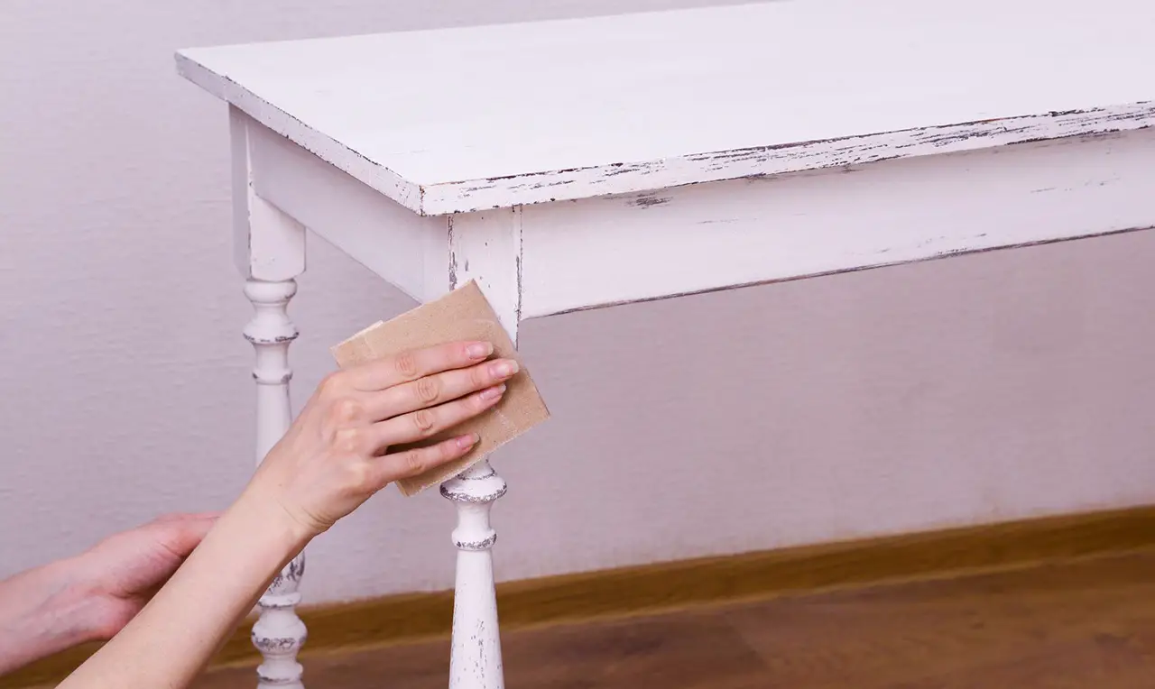 Enlever de la peinture sur un meuble en bois